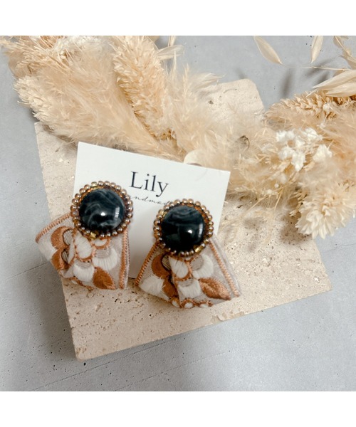 tone（トーン）の「【Lily accessory】インド刺繡ピアス(MA)（ピアス（両耳用）・レディース・ベージュ・FREE）」の4枚目の写真