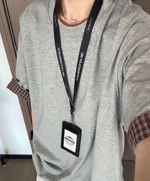 FreeZone(フリーゾーン)の「配色レイヤードネック×チェック袖口 ルーズシルエット半袖Tシャツ(Tシャツ/カットソー・メンズ・グレー/ブラック・F)」の5枚目の写真