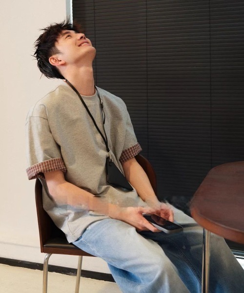 FreeZone(フリーゾーン)の「配色レイヤードネック×チェック袖口 ルーズシルエット半袖Tシャツ(Tシャツ/カットソー・メンズ・グレー/ブラック・F)」の11枚目の写真