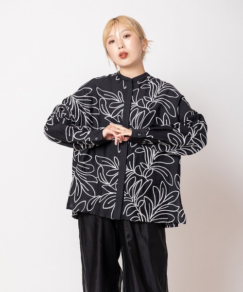 OSMOSIS(オズモーシス)の「エンブロイダリー比翼シャツ(シャツ/ブラウス・レディース・アイボリー/ブラック・ONE SIZE)」の2枚目の写真