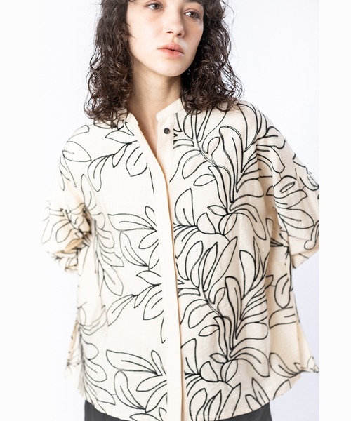 OSMOSIS(オズモーシス)の「エンブロイダリー比翼シャツ(シャツ/ブラウス・レディース・アイボリー/ブラック・ONE SIZE)」の15枚目の写真