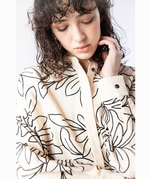 OSMOSIS(オズモーシス)の「エンブロイダリー比翼シャツ(シャツ/ブラウス・レディース・アイボリー/ブラック・ONE SIZE)」の16枚目の写真
