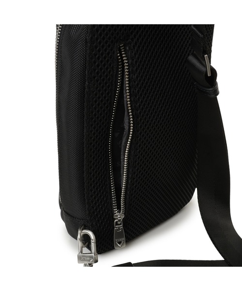 Guess(ゲス)の「BERNA Crossbody ショルダーバッグ メンズバッグ(ショルダーバッグ・メンズ・ブラック・ONE SIZE)」の16枚目の写真