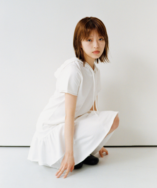 OHESHIO(オヘシオ)の「HOODED LAYERED CAP SLEEVE T-SHIRT, WHITE(パーカー・レディース・その他・FREE)」の2枚目の写真