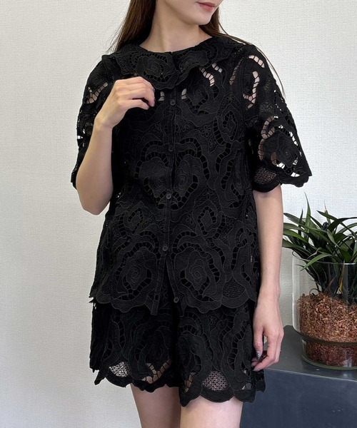 LOWO(ロワ)の「カットワークレースセットアップ ブラウス 半袖 ショートパンツ 上下セット(セットアップ・レディース・オフホワイト/ブラック・FREE)」の2枚目の写真