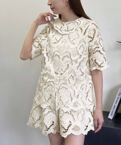 LOWO(ロワ)の「カットワークレースセットアップ ブラウス 半袖 ショートパンツ 上下セット(セットアップ・レディース・オフホワイト/ブラック・FREE)」の4枚目の写真