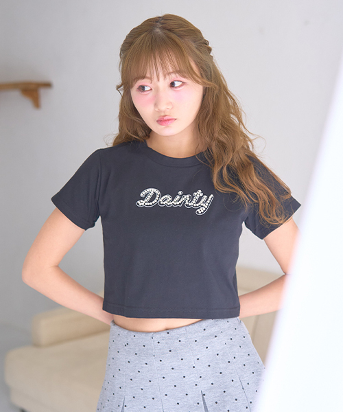 Mi-je(ミジェ)の「パールラインロゴ半袖Tシャツ(Tシャツ/カットソー・レディース・ブラック/ライトブルー・F)」の2枚目の写真