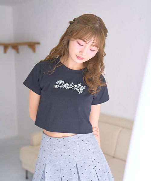 Mi-je(ミジェ)の「パールラインロゴ半袖Tシャツ(Tシャツ/カットソー・レディース・ブラック/ライトブルー・F)」の3枚目の写真