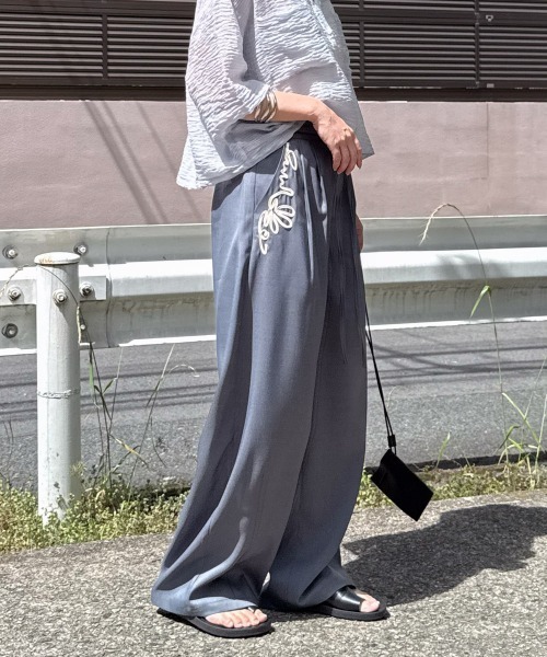 Bab(バブ)の「コード刺しゅうカーブパンツ(その他パンツ・レディース・ベージュ/チャコールグレー・M)」の1枚目の写真