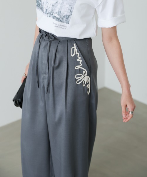 Bab(バブ)の「コード刺しゅうカーブパンツ(その他パンツ・レディース・ベージュ/チャコールグレー・M)」の3枚目の写真
