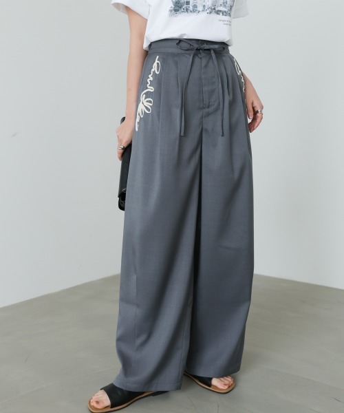 Bab(バブ)の「コード刺しゅうカーブパンツ(その他パンツ・レディース・ベージュ/チャコールグレー・M)」の4枚目の写真