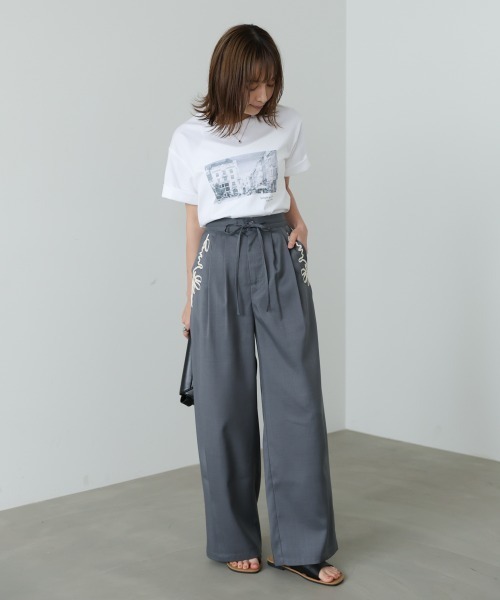 Bab(バブ)の「コード刺しゅうカーブパンツ(その他パンツ・レディース・ベージュ/チャコールグレー・M)」の5枚目の写真