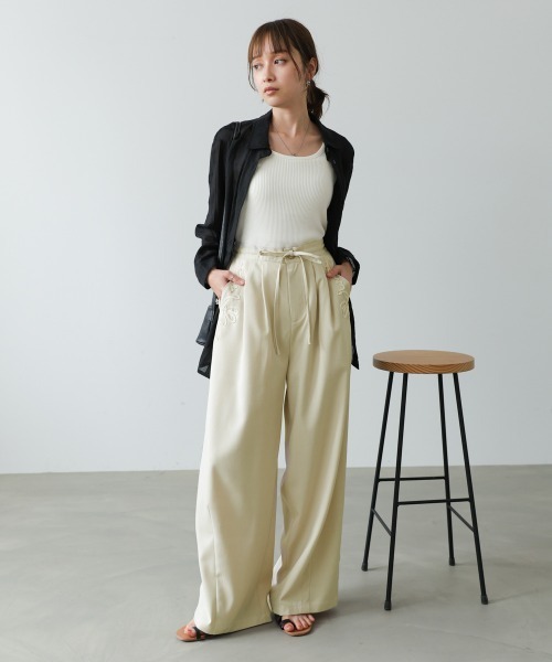 Bab(バブ)の「コード刺しゅうカーブパンツ(その他パンツ・レディース・ベージュ/チャコールグレー・M)」の13枚目の写真