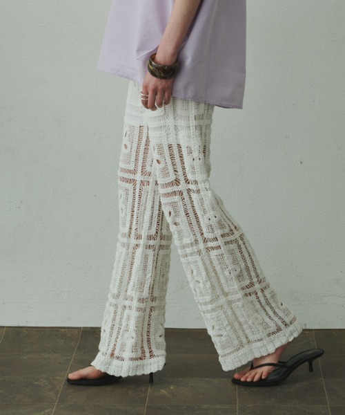 Plumel（プルメル）の「Panel Crochet Lace Pants / パネルクロシェレースパンツ（その他パンツ・レディース・ベージュ/ホワイト・MEDIUM）」の2枚目の写真