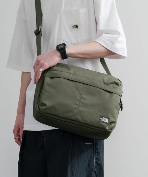 THE NORTH FACE（ザノースフェイス）の「THE NORTH FACE ザ・ノースフェイス TRAVEL CROSS BAG L トラベルクロスバッグ/ショルダーバッグ（ショルダーバッグ・メンズ・カーキ/ブラック・FREE）」の2枚目の写真