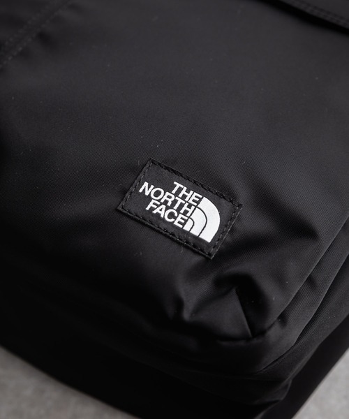 THE NORTH FACE（ザノースフェイス）の「THE NORTH FACE ザ・ノースフェイス TRAVEL CROSS BAG L トラベルクロスバッグ/ショルダーバッグ（ショルダーバッグ・メンズ・カーキ/ブラック・FREE）」の4枚目の写真