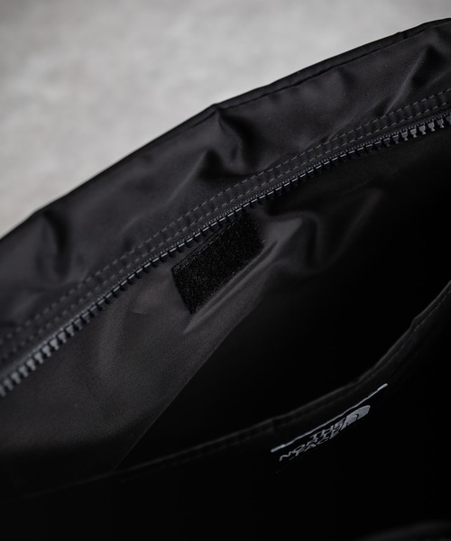 THE NORTH FACE（ザノースフェイス）の「THE NORTH FACE ザ・ノースフェイス TRAVEL CROSS BAG L トラベルクロスバッグ/ショルダーバッグ（ショルダーバッグ・メンズ・カーキ/ブラック・FREE）」の12枚目の写真