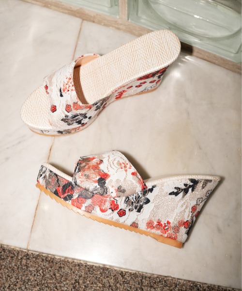 IMARI(イマリ)の「【 IMARI / イマリ 】 オリエンタル フラワー 厚底 サンダル(サンダル・レディース・レッド/ブルー・M/L)」の1枚目の写真