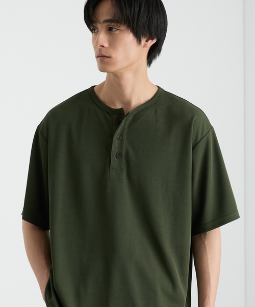 MONO-MART（モノマート）の「快適な着心地｜ハニカムサーマル ヘンリーネック オーバーサイズ半袖Tシャツ＜吸水速乾＞（Tシャツ/カットソー・メンズ・グレー/ダークグレー/ダークオリーブ/ブラック/グレイッシュベージュ/ブラウン系/オフホワイト・S/XL/L/M）」の7枚目の写真