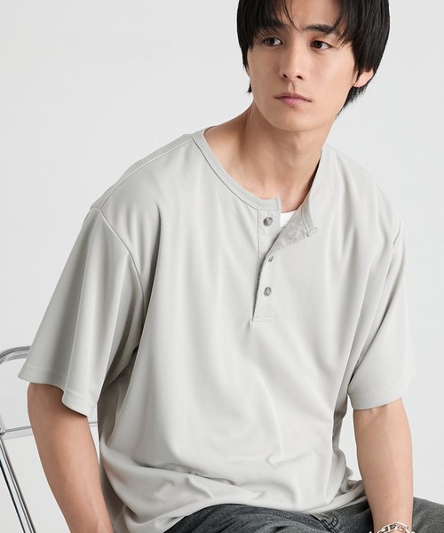 MONO-MART（モノマート）の「快適な着心地｜ハニカムサーマル ヘンリーネック オーバーサイズ半袖Tシャツ＜吸水速乾＞（Tシャツ/カットソー・メンズ・グレー/ダークグレー/ダークオリーブ/ブラック/グレイッシュベージュ/ブラウン系/オフホワイト・S/XL/L/M）」の6枚目の写真