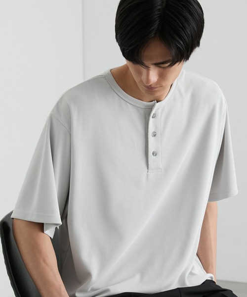 MONO-MART（モノマート）の「快適な着心地｜ハニカムサーマル ヘンリーネック オーバーサイズ半袖Tシャツ＜吸水速乾＞（Tシャツ/カットソー・メンズ・グレー/ダークグレー/ダークオリーブ/ブラック/グレイッシュベージュ/ブラウン系/オフホワイト・S/XL/L/M）」の13枚目の写真