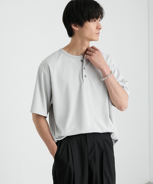 MONO-MART（モノマート）の「快適な着心地｜ハニカムサーマル ヘンリーネック オーバーサイズ半袖Tシャツ＜吸水速乾＞（Tシャツ/カットソー・メンズ・グレー/ダークグレー/ダークオリーブ/ブラック/グレイッシュベージュ/ブラウン系/オフホワイト・S/XL/L/M）」の14枚目の写真