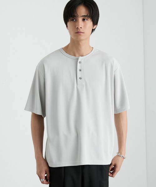 MONO-MART（モノマート）の「快適な着心地｜ハニカムサーマル ヘンリーネック オーバーサイズ半袖Tシャツ＜吸水速乾＞（Tシャツ/カットソー・メンズ・グレー/ダークグレー/ダークオリーブ/ブラック/グレイッシュベージュ/ブラウン系/オフホワイト・S/XL/L/M）」の15枚目の写真