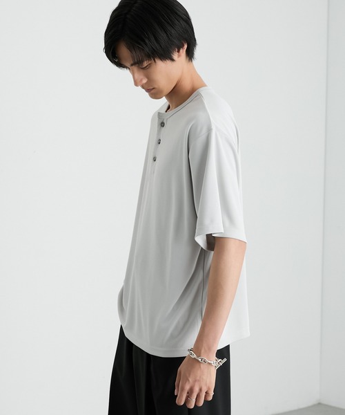 MONO-MART（モノマート）の「快適な着心地｜ハニカムサーマル ヘンリーネック オーバーサイズ半袖Tシャツ＜吸水速乾＞（Tシャツ/カットソー・メンズ・グレー/ダークグレー/ダークオリーブ/ブラック/グレイッシュベージュ/ブラウン系/オフホワイト・S/XL/L/M）」の16枚目の写真