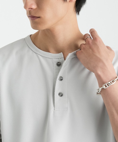 MONO-MART（モノマート）の「快適な着心地｜ハニカムサーマル ヘンリーネック オーバーサイズ半袖Tシャツ＜吸水速乾＞（Tシャツ/カットソー・メンズ・グレー/ダークグレー/ダークオリーブ/ブラック/グレイッシュベージュ/ブラウン系/オフホワイト・S/XL/L/M）」の18枚目の写真