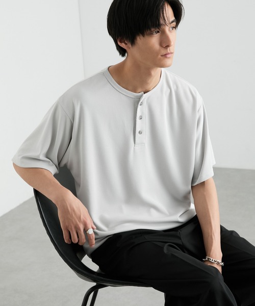 MONO-MART（モノマート）の「快適な着心地｜ハニカムサーマル ヘンリーネック オーバーサイズ半袖Tシャツ＜吸水速乾＞（Tシャツ/カットソー・メンズ・グレー/ダークグレー/ダークオリーブ/ブラック/グレイッシュベージュ/ブラウン系/オフホワイト・S/XL/L/M）」の19枚目の写真