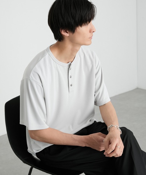 MONO-MART（モノマート）の「快適な着心地｜ハニカムサーマル ヘンリーネック オーバーサイズ半袖Tシャツ＜吸水速乾＞（Tシャツ/カットソー・メンズ・グレー/ダークグレー/ダークオリーブ/ブラック/グレイッシュベージュ/ブラウン系/オフホワイト・S/XL/L/M）」の20枚目の写真
