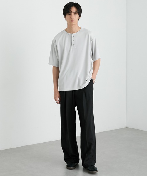 MONO-MART（モノマート）の「快適な着心地｜ハニカムサーマル ヘンリーネック オーバーサイズ半袖Tシャツ＜吸水速乾＞（Tシャツ/カットソー・メンズ・グレー/ダークグレー/ダークオリーブ/ブラック/グレイッシュベージュ/ブラウン系/オフホワイト・S/XL/L/M）」の21枚目の写真