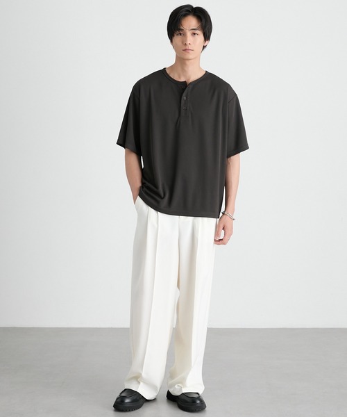 MONO-MART（モノマート）の「快適な着心地｜ハニカムサーマル ヘンリーネック オーバーサイズ半袖Tシャツ＜吸水速乾＞（Tシャツ/カットソー・メンズ・グレー/ダークグレー/ダークオリーブ/ブラック/グレイッシュベージュ/ブラウン系/オフホワイト・S/XL/L/M）」の8枚目の写真