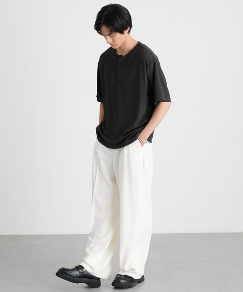 MONO-MART（モノマート）の「快適な着心地｜ハニカムサーマル ヘンリーネック オーバーサイズ半袖Tシャツ＜吸水速乾＞（Tシャツ/カットソー・メンズ・グレー/ダークグレー/ダークオリーブ/ブラック/グレイッシュベージュ/ブラウン系/オフホワイト・S/XL/L/M）」の9枚目の写真