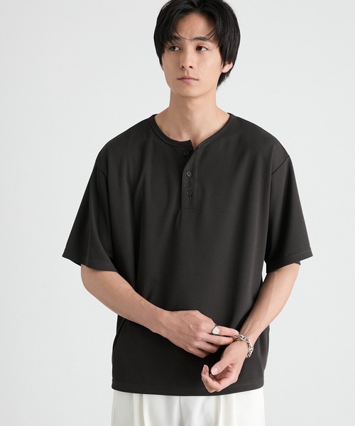 MONO-MART（モノマート）の「快適な着心地｜ハニカムサーマル ヘンリーネック オーバーサイズ半袖Tシャツ＜吸水速乾＞（Tシャツ/カットソー・メンズ・グレー/ダークグレー/ダークオリーブ/ブラック/グレイッシュベージュ/ブラウン系/オフホワイト・S/XL/L/M）」の11枚目の写真