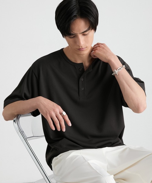 MONO-MART（モノマート）の「快適な着心地｜ハニカムサーマル ヘンリーネック オーバーサイズ半袖Tシャツ＜吸水速乾＞（Tシャツ/カットソー・メンズ・グレー/ダークグレー/ダークオリーブ/ブラック/グレイッシュベージュ/ブラウン系/オフホワイト・S/XL/L/M）」の12枚目の写真