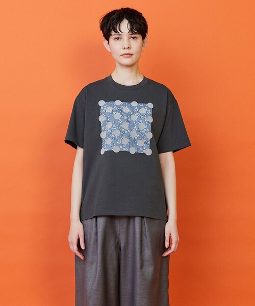FRAPBOIS（フラボア）の「ガーデンフローＴシャツ（Tシャツ/カットソー・レディース・チャコールグレー/クリーム・1/2）」の2枚目の写真