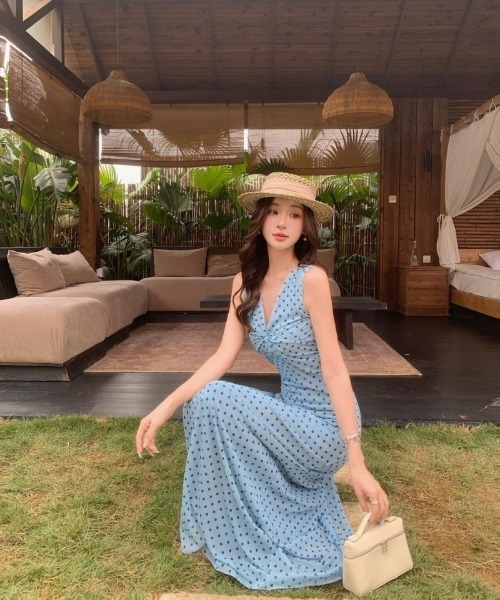 Ritzy(リッツィー)の「シアードット柄 胸元ツイスト カシュクール風 ノースリーブ マキシ丈ワンピース(ワンピース・レディース・レッド/ブルー・M)」の1枚目の写真