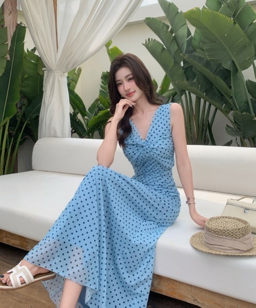 Ritzy(リッツィー)の「シアードット柄 胸元ツイスト カシュクール風 ノースリーブ マキシ丈ワンピース(ワンピース・レディース・レッド/ブルー・M)」の3枚目の写真