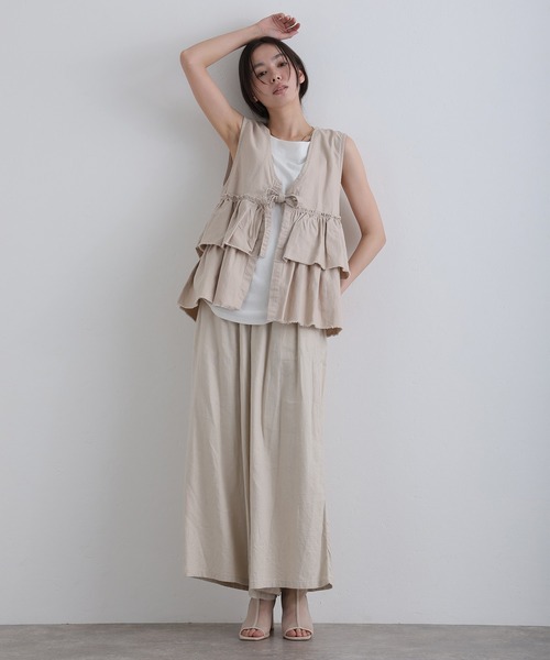 ElegChic(エレグシック)の「綿麻フリルティアードベスト(シャツ/ブラウス・レディース・ブラック/ベージュ/チャコール・4L/XL/M)」の1枚目の写真