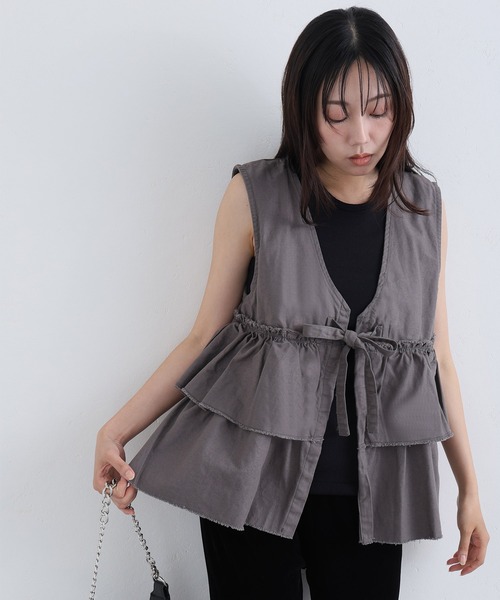 ElegChic(エレグシック)の「綿麻フリルティアードベスト(シャツ/ブラウス・レディース・ブラック/ベージュ/チャコール・4L/XL/M)」の3枚目の写真