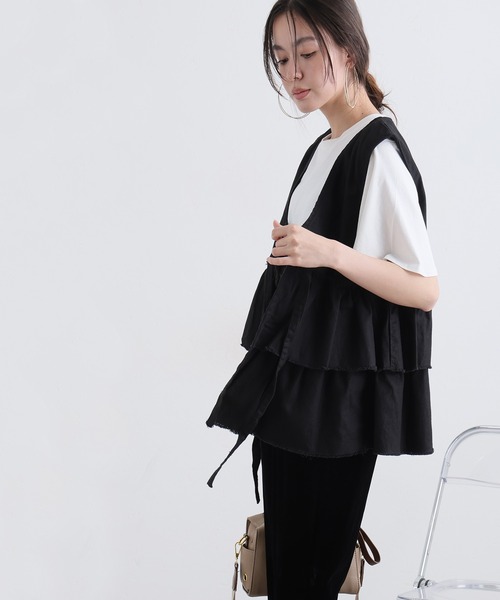 ElegChic(エレグシック)の「綿麻フリルティアードベスト(シャツ/ブラウス・レディース・ブラック/ベージュ/チャコール・4L/XL/M)」の9枚目の写真