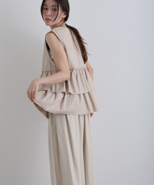 ElegChic(エレグシック)の「綿麻フリルティアードベスト(シャツ/ブラウス・レディース・ブラック/ベージュ/チャコール・4L/XL/M)」の15枚目の写真
