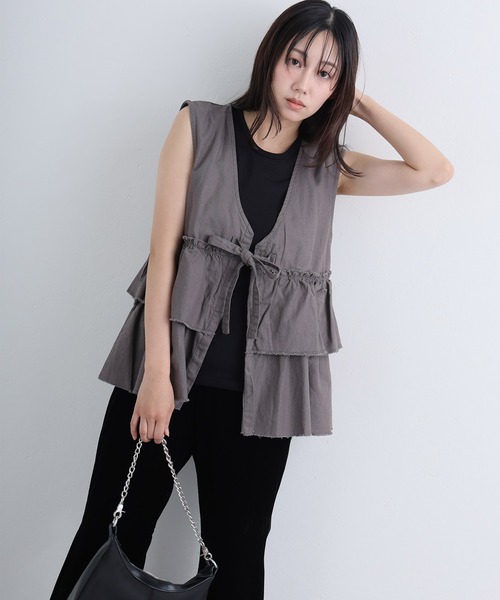 ElegChic(エレグシック)の「綿麻フリルティアードベスト(シャツ/ブラウス・レディース・ブラック/ベージュ/チャコール・4L/XL/M)」の21枚目の写真