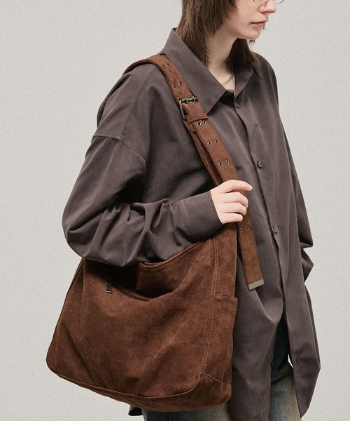 Alfred Alex(アルフレッドアレックス)の「【Alfred Alex】2Way Eyelet Strap Shoulder Bag / 2WAY アイレットベルト ショルダーバック(ショルダーバッグ・メンズ・ダークブラウン/ブラウン系/ブラック・FREE)」の3枚目の写真