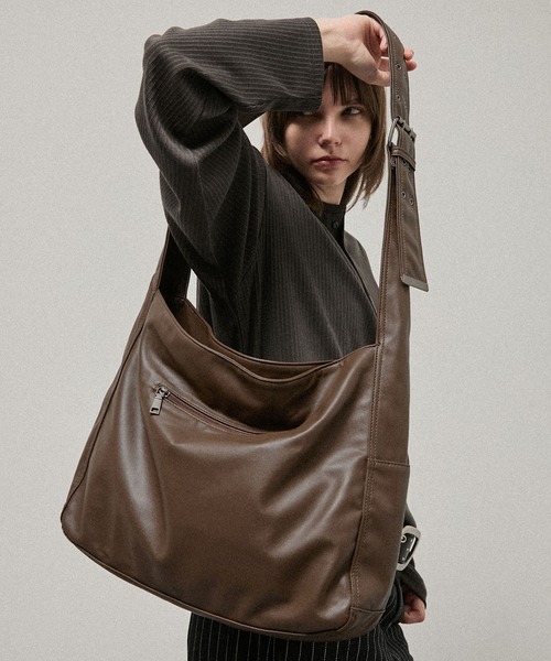 Alfred Alex(アルフレッドアレックス)の「【Alfred Alex】2Way Eyelet Strap Shoulder Bag / 2WAY アイレットベルト ショルダーバック(ショルダーバッグ・メンズ・ダークブラウン/ブラウン系/ブラック・FREE)」の2枚目の写真