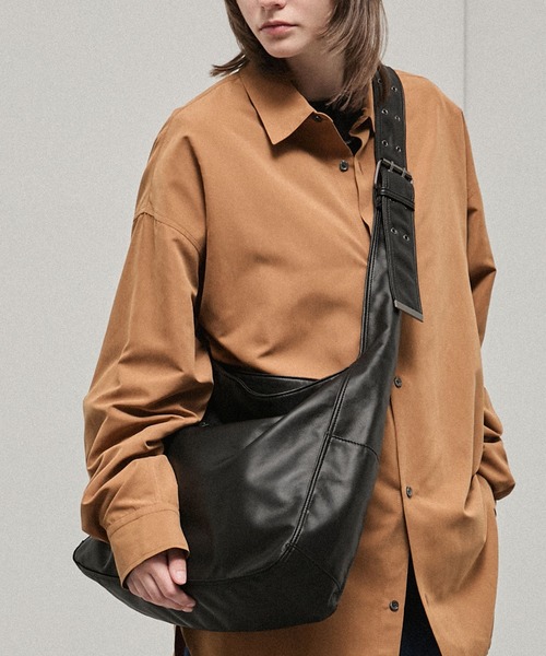 Alfred Alex(アルフレッドアレックス)の「【Alfred Alex】2Way Eyelet Strap Shoulder Bag / 2WAY アイレットベルト ショルダーバック(ショルダーバッグ・メンズ・ダークブラウン/ブラウン系/ブラック・FREE)」の1枚目の写真
