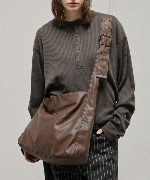 Alfred Alex(アルフレッドアレックス)の「【Alfred Alex】2Way Eyelet Strap Shoulder Bag / 2WAY アイレットベルト ショルダーバック(ショルダーバッグ・メンズ・ダークブラウン/ブラウン系/ブラック・FREE)」の4枚目の写真