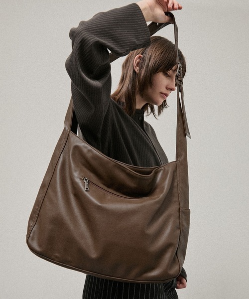 Alfred Alex(アルフレッドアレックス)の「【Alfred Alex】2Way Eyelet Strap Shoulder Bag / 2WAY アイレットベルト ショルダーバック(ショルダーバッグ・メンズ・ダークブラウン/ブラウン系/ブラック・FREE)」の5枚目の写真