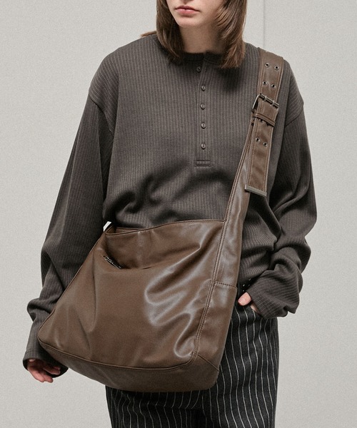 Alfred Alex(アルフレッドアレックス)の「【Alfred Alex】2Way Eyelet Strap Shoulder Bag / 2WAY アイレットベルト ショルダーバック(ショルダーバッグ・メンズ・ダークブラウン/ブラウン系/ブラック・FREE)」の6枚目の写真